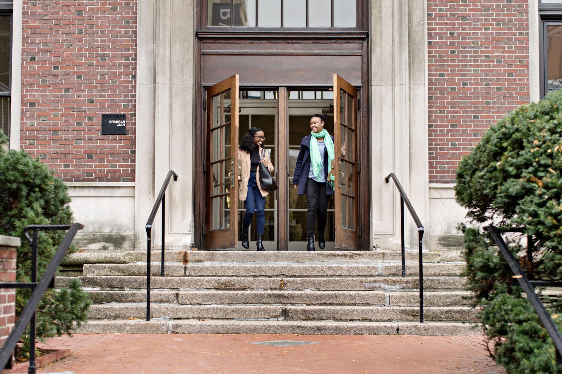 学生 Exit Barnard Hall